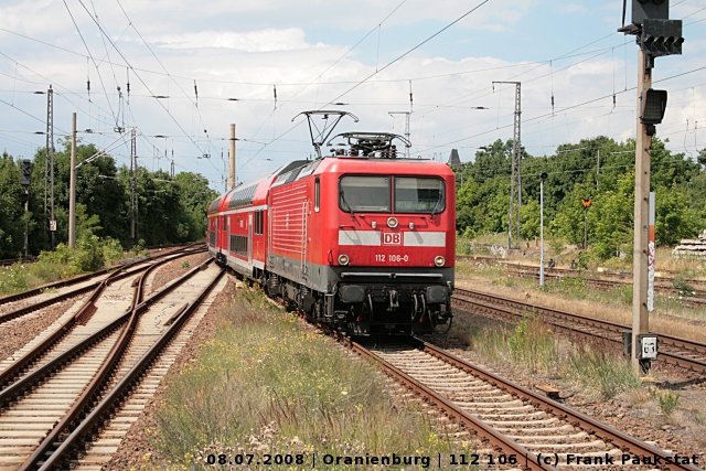 DB 112 106-0 mit einem Regional-Express (DB Regio AG - RL Nordost Rostock, gesichtet Oranienburg, 08.07.2008).