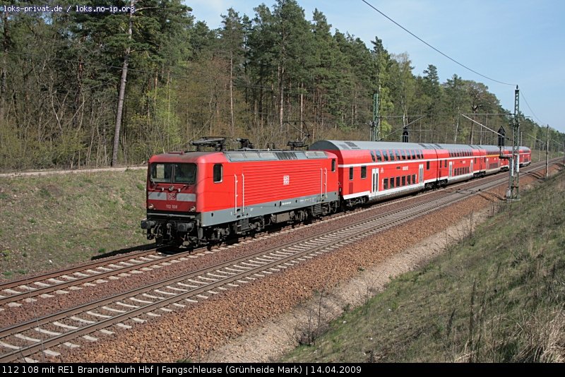 DB 112 108 (ohne Kontrollziffer) mit dem RE1 Brandenburg Hbf (DB Regio AG - RL Nordost Cottbus, gesichtet Grünheide Fangschleuse, 14.04.2009).
