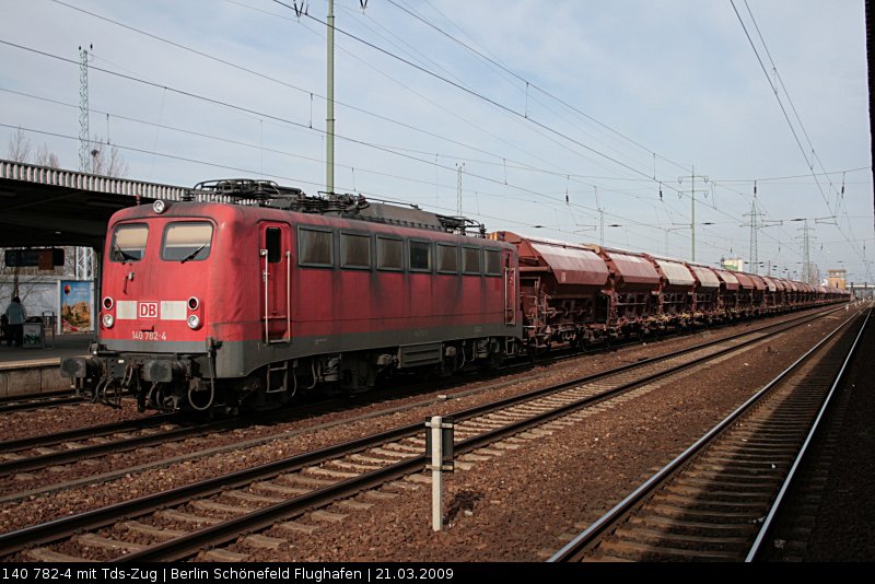DB 140 782-4 (KWS/Einholmsa) mit einem Zug Tds-Wagen (Berlin Schönefeld, 21.03.2009 - Update: 18.12.2009 bei Bender verschrottet)