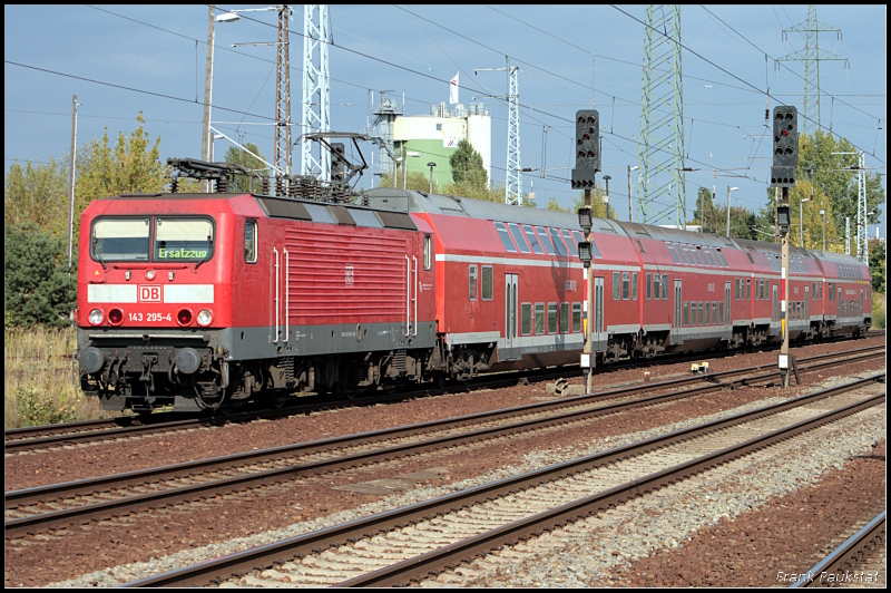 DB 143 259-4 fhrt mit einem Regional-Ersatzzug in den Bahnhof ein (Berlin Schnefeld, 26.09.2009)