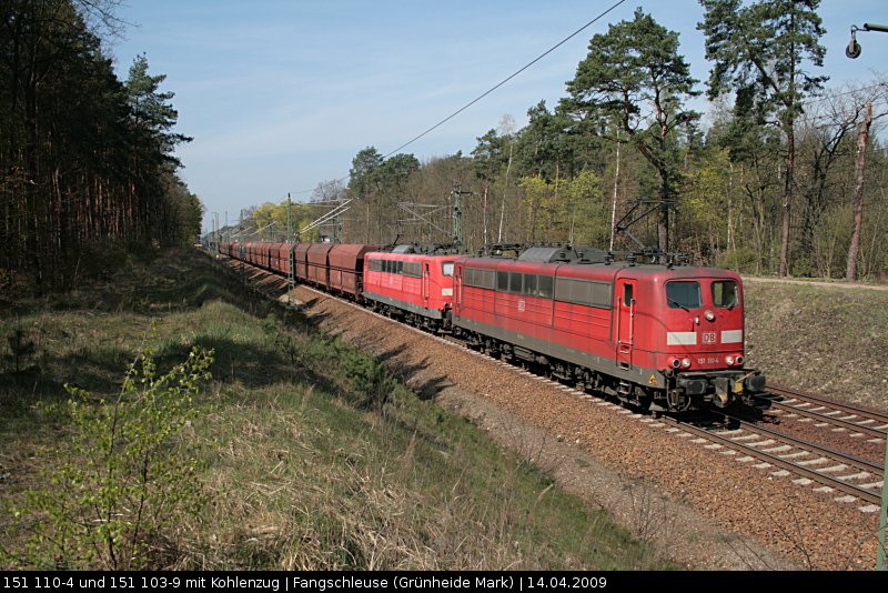 DB 151 110-4 und 151 103-9 mit dem Kohlependel (Grnheide Fangschleuse, 14.04.2009).