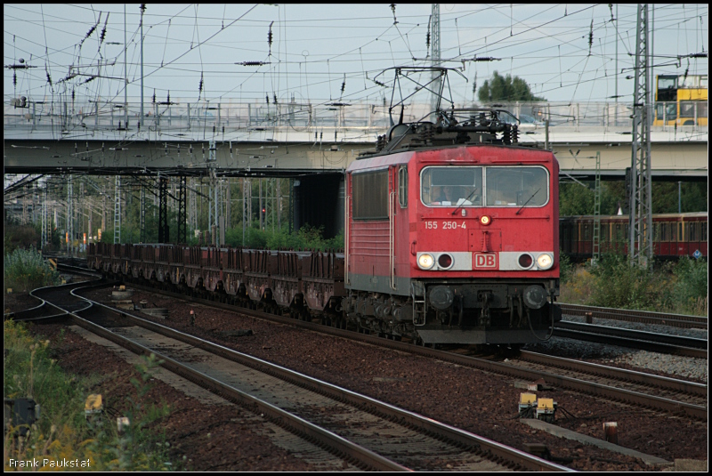 DB 155 250-4 mit Rmms-Wagen und gewalzten Stahlplatten (Berlin Schnefeld, 22.08.2009 - Update: In Rostock-Seehafen z-gestellt)