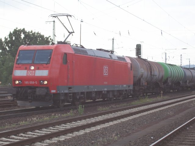 DB 185 058-5 mit einem Kesselzug (Railion Deutschland AG, gesichtet Bebra 12.06.2007).