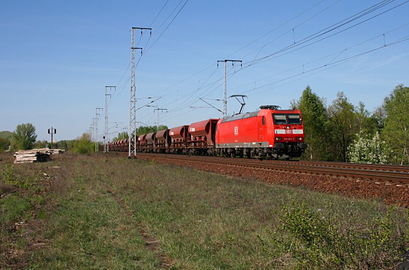 DB 185 063-5 mit Facns-Wagen (NVR-Nummer: 91 80 6185 063-5 D-DB, DB Schenker Rail Deutschland AG, gesichtet Berlin Wuhlheide 20.04.2009).