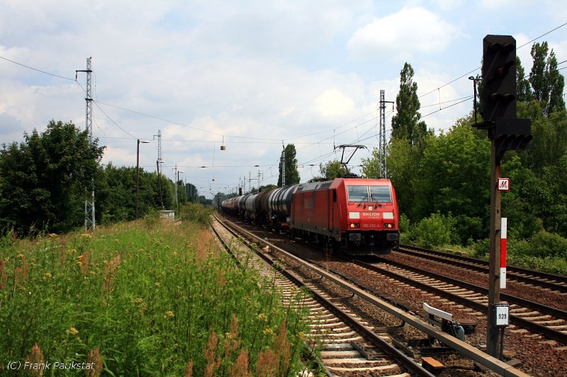 DB 185 252-4 mit Kesselwagen Richtung Karower Kreuz (DB Schenker Rail Deutschland AG, gesichtet Berlin-Karow 15.06.2009)