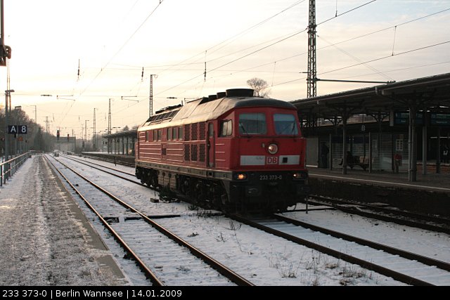 DB 233 373-0 dieselt durch den verschneiten Bahnhof (ex 232 373-1, gesichtet Berlin Wannsee, 14.01.2009).