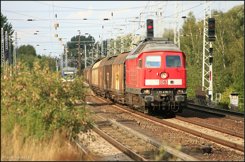 DB 233 478-7 (ex 232 478-8, 9280 1 233 478-7 D-DB) mit Habins-Wagen Richtung Karower Kreuz (Berlin Karow, 13.08.2009)