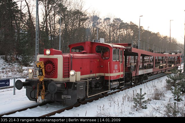 DB 335 214-3 stellt für DB Autozug die Wagen im verschneitem Terminal zusammen (Wannsee, 14.01.2009).