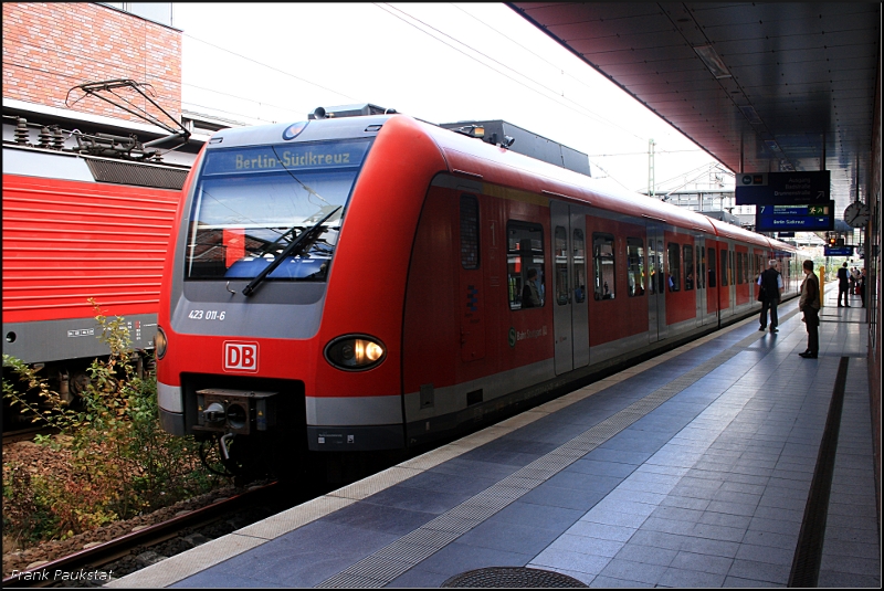 DB 423 011-6 der S-Bahn Stuttgart ( Region Stuttgart ) im S-Bahn-Ersatzverkehr nach Sdkreuz (Berlin Gesundbrunnen, 20.07.2009)