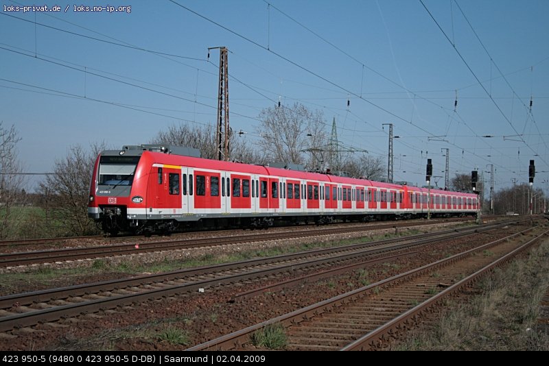 DB 423 450 / 423 950-5 auf berfhrungsfahrt. An den Tren der vorderen Einheit klebten noch schwarz/gelbe-Warnstreifen (Saarmund, 02.04.2009).