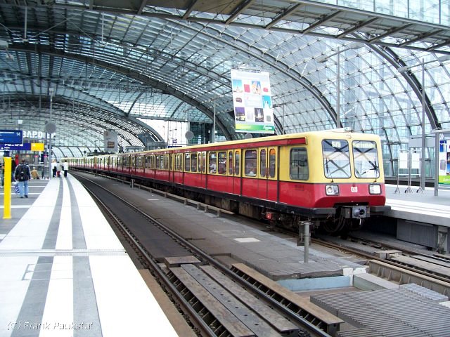 DB 485 015 in der typischen Lackierung der S-Bahn Berlin (Berlin Hauptbahnhof, 04.07.2007)