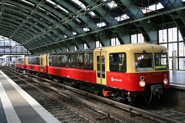 DB 488 001 dient bei der S-Bahn Berlin als Panorama-Zug. Touristen können auf ausgewählten Rundfahrten Berlin von der Schiene aus erkunden (Berlin Ostbahnhof, 26.04.2008).