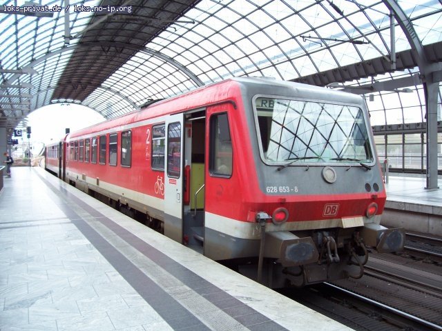 DB 628 653-8 mit einem Regio in Spandau (08.07.2007).