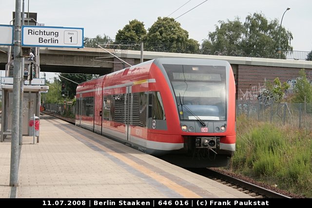 DB 646 016-6 kommt mit dem RB13 Wustermark auf dem falschen Gleis eingefahren. Hier fahren normalerweise die Zge in die andere Richtung nach Berlin (Berlin Staaken, 11.07.2008).