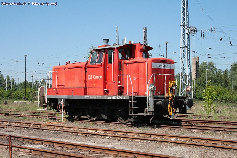 DB Cargo 363 201-5 steht auf dem Rbf Wustermark (01.05.2009)