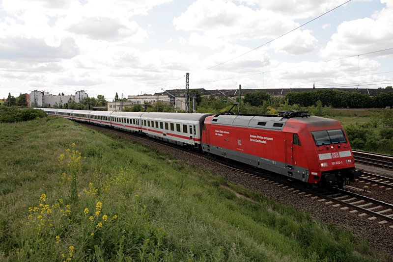 DB Fernverkehr 101 032-1 mit einem unbekanntem IC (Berlin Bornholmer Str, 12.05.2009).