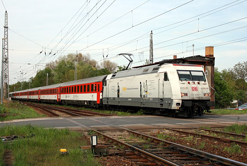 DB Fernverkehr 101 034-7  In Form . Die Schranken am Bahnbergang werden im Stellwerkshaus noch manuell heruntergekurbelt (Zossen, 26.04.2009).