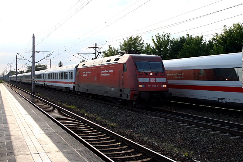 DB Fernverkehr 101 066-9 Richtung Spandau (Berlin Staaken, 19.05.2009).