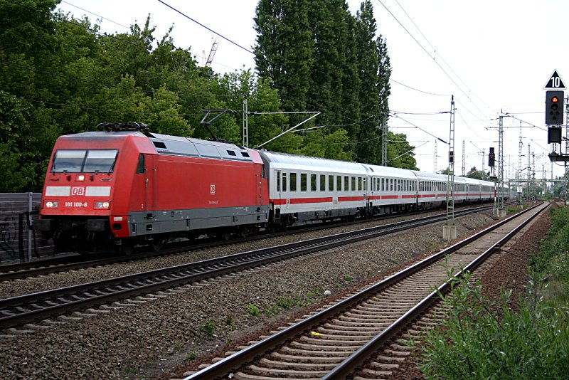 DB Fernverkehr 101 100-6 fuhr mit einem IC durch Berlin Staaken, 19.05.2009