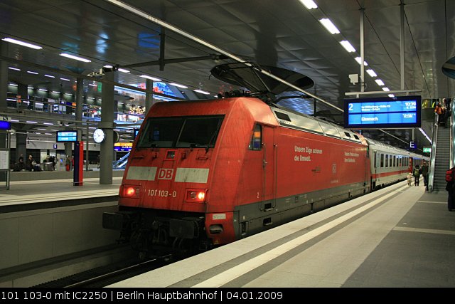 DB Fernverkehr 101 103-0 mit IC 2250 im Tiefgescho des Bahnhofs (Berlin Hauptbahnhof, 04.01.2009).