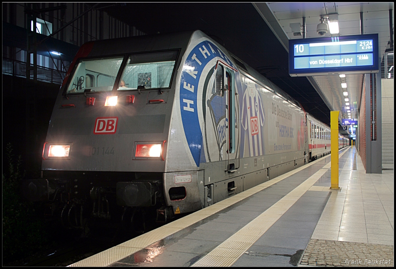 DB Fernverkehr 101 144  Die Deutsche Bahn und Hertha BSC  kommt mit dem IC 2151 aus Düsseldorf am Endbahnhof an (Bh Hamburg-Eidelstedt, gesichtet Berlin Gesundbrunnen 10.10.2009)