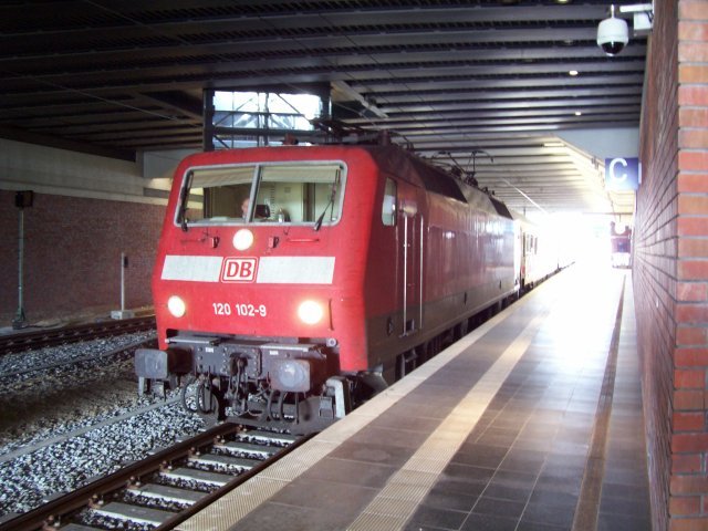DB Fernverkehr 120 102-9 kommt mit einem IC in den Bahnhof Berlin Gesundbrunnen eingefahren, 04.07.2007