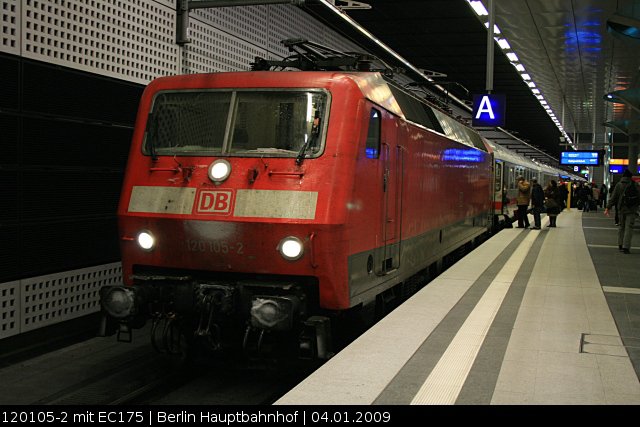 DB Fernverkehr 120 105-2 mit dem IC 175 im Tiefgescho des Bahnhofs (Berlin Hauptbahnhof, 04.01.2009).