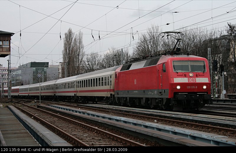 DB Fernverkehr 120 135-9 mit IC- und IR-Wagen (Berlin Greifswalder Str, 28.03.2009).
<br><br>
Update: ++ 09.04.2018 bei Fa. Bender, Opladen