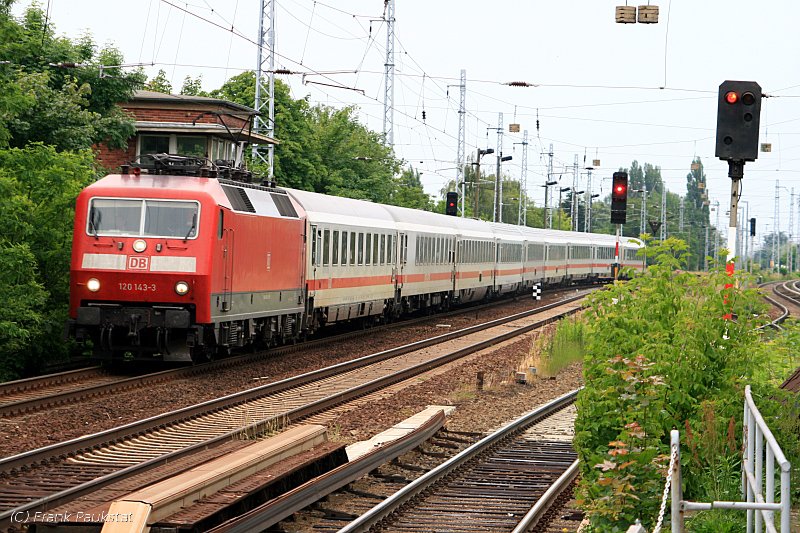 DB Fernverkehr 120 143-3 mit dem IC 145 nach Szczecin Glowny (Berlin Karow, 15.06.2009)