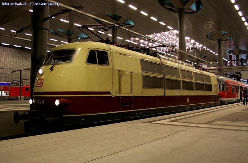DB Museum 103 184-8 mit dem DZ 2708 aus Mönchengladbach (Berlin Hauptbahnhof, 16.05.2009)