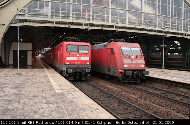 DB Regio 112 101-1 mit Regionalverkehr nach Rathenow trifft auf DB 101 014-9 mit Fernverkehr nach Schiphol (Berlin Ostbahnhof, 21.01.2009).