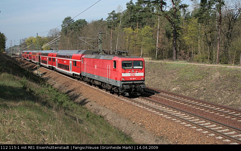 DB Regio 112 115-1 dient zum Test der Verhltnisse. Der Zug ist nach Eisenhttenstadt unterwegs (gesichtet Grnheide Fangschleuse, 14.04.2009).
