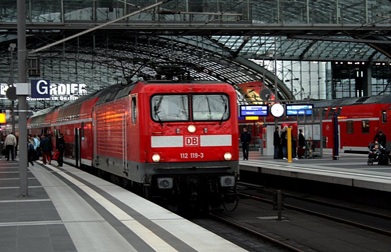 DB Regio 112 119-3 mit RE Frankfurt (Oder) in Berlin Hauptbahnhof, 16.05.2009