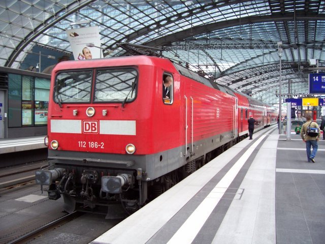 DB Regio 112 186-2 mit dem RE2 nach Rathenow (DB Regio AG – RL Nordost Cottbus; gesichtet Berlin Hauptbahnhof, 04.07.2007).