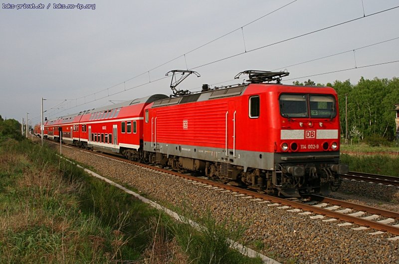 DB Regio 114 002-9 mit dem RE3 nach Elsterwerder. Sie ist die älteste in Berlin fahrende Lok aus der Baureihe (ex 212 002-0, gesichtet Berlin Schöneweide, 26.04.2009).