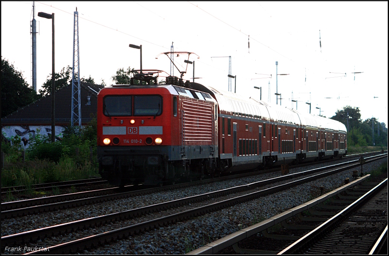 DB Regio 114 010-2 mit dem RE1 nach Eisenhüttenstadt fährt in die Gewitterzone, daher auch die starken Lichtunterschiede (ex 112 010-4, gesichtet Berlin Friedrichshagen, 01.07.2009)