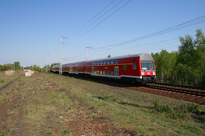 DB Regio 114 011-0 schiebt überraschend den RE3 nach Elsterwerder durch die Berliner Wuhlheide, 24.04.2009