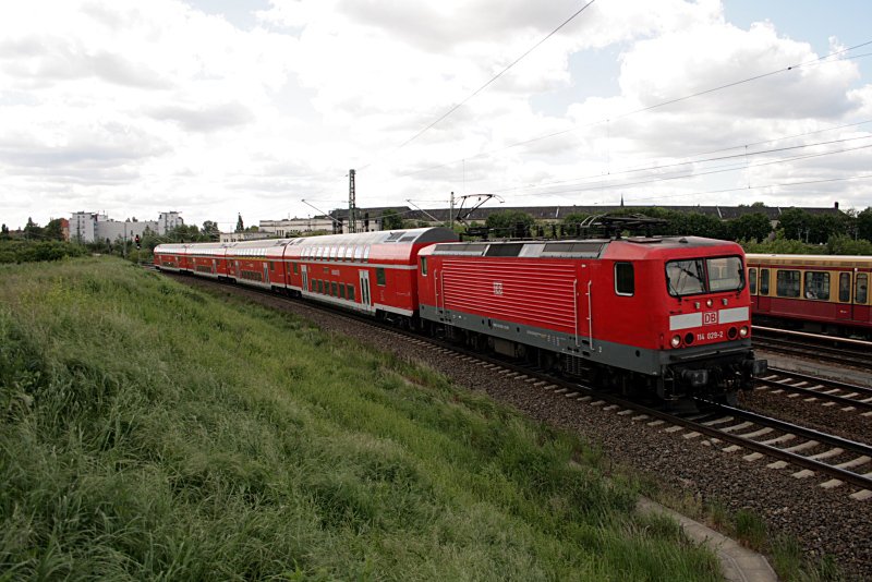 DB Regio 114 029-2 mit einen RE in Richtung Gesundbrunnen (gesichtet Berlin Bornholmer Str, 12.05.2009).