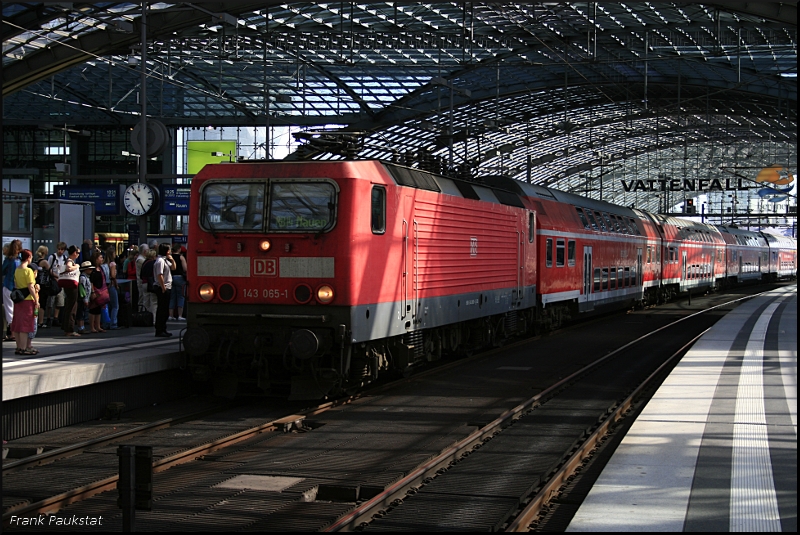DB Regio 143 065-1 mit der RB14 nach Nauen. Die Lok war noch vor kurzem im S-Ersatzverkehr eingesetzt (gesichtet Berlin Hauptbahnhof, 08.08.2009)