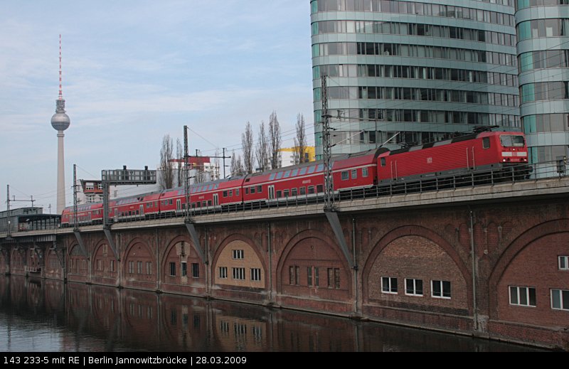 DB Regio 143 233-5 mit einem Regional-Express auf dem Stadtbahnviadukt, Berlin Jannowitzbrücke 28.03.2009
<br><br>
- Update: ++ 11.12.2017 bei Bender, Opladen