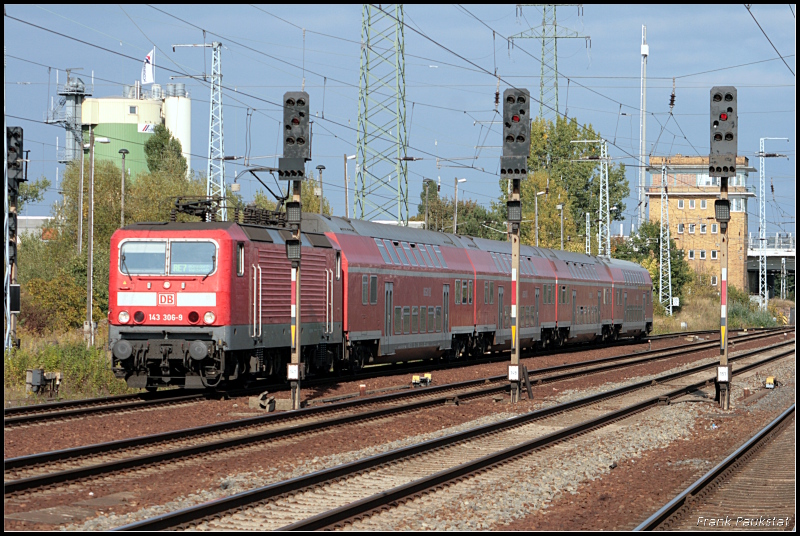 DB Regio 143 306-9 mit dem RE7 Wünsdorf-Waldstadt in Berlin Schönefeld am 26.09.2009