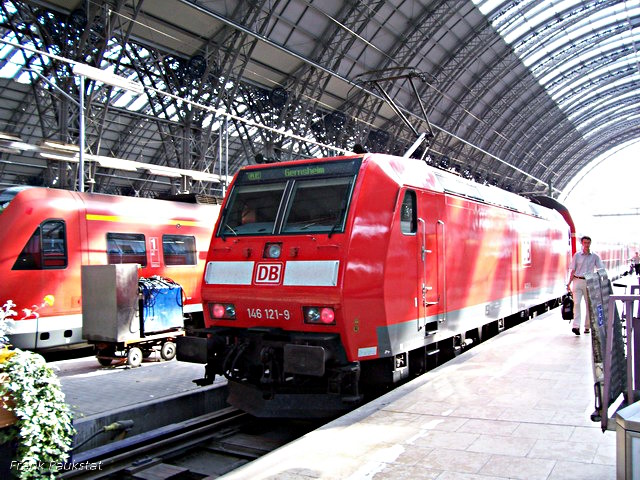 DB Regio 146 121-9 mit dem Regio nach Gernsheim im Kopfbahnhof Kassel, 2005