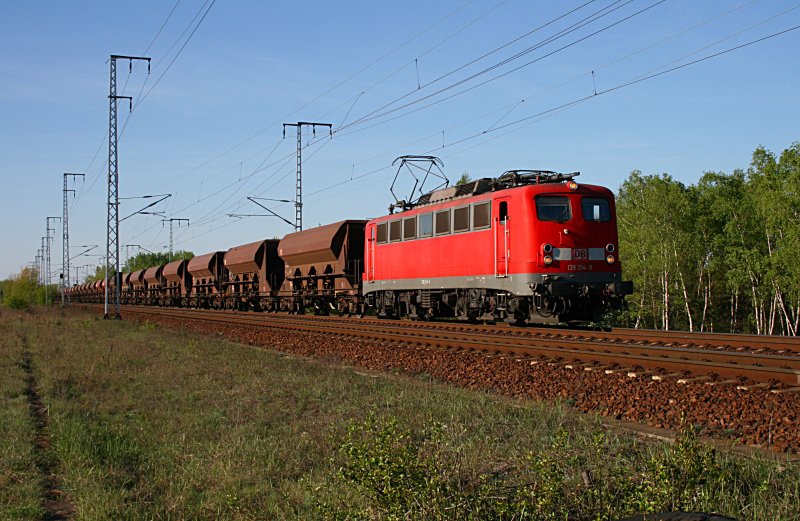 DB Schenker 139 314-9 mit Facns-Wagen (ex E40 1314, gesehen Berlin Wuhlheide 20.04.2009).