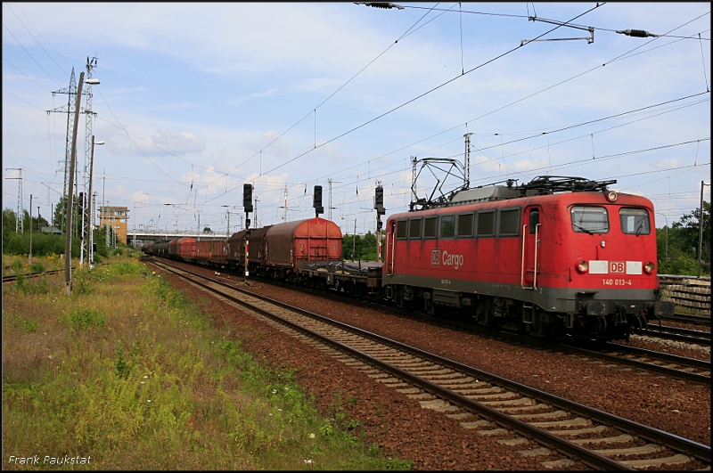 DB Schenker 140 013-4 mit einem gemischten Güterzug in Berlin Schönefeld, 08.08.2009
<br><br>
Update: 01.09.09 in Bremen-Neustadt z; 12.12.2011 in Rostock-Seehafen z; 06/2012 Mukran zA; ++ 29.03.2016