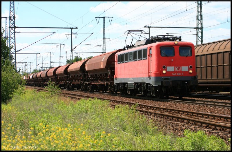 DB Schenker 140 681-8 mit Schüttgut Richtung Wustermark auf der KBS 209.21 (Potsdam-Golm, 17.06.2009, ++ 07.2016 Fa. Bender, Leverkusen-Opladen)