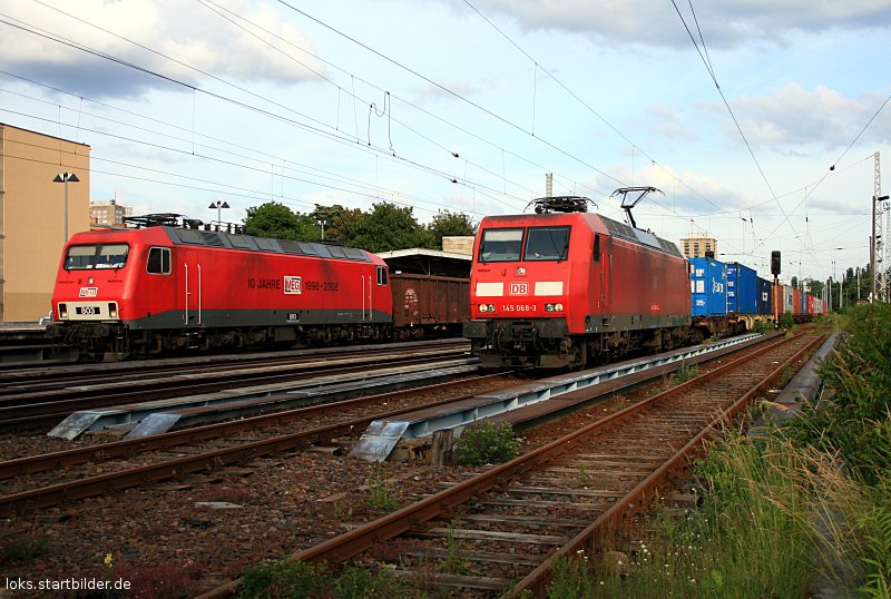DB Schenker 145 066-3 mit Containerzug überholt MEG 803 (gesichtet Berlin Greifswalder Str 08.06.2009).