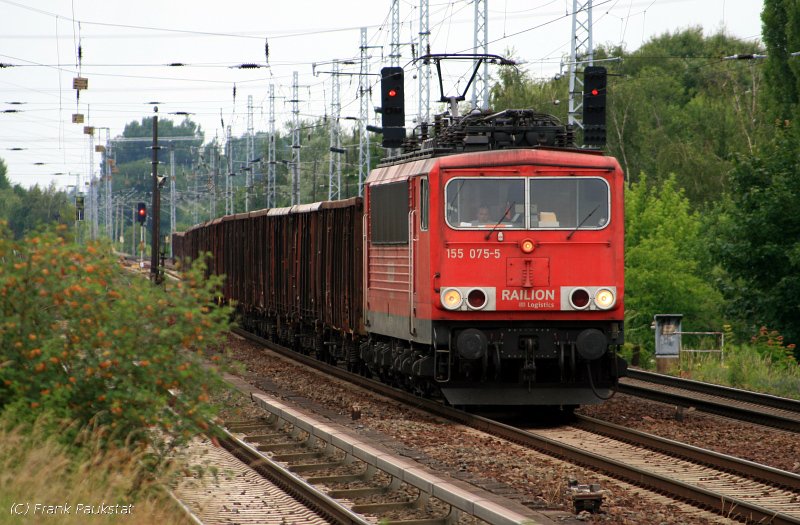 DB Schenker 155 075-5 mit Ea-Wagen Richtung Karower Kreuz. Das Bild wurde mit Tele aufgenommen, da sich von hinten die S-Bahn nherte (Berlin Karow, 15.06.2009).