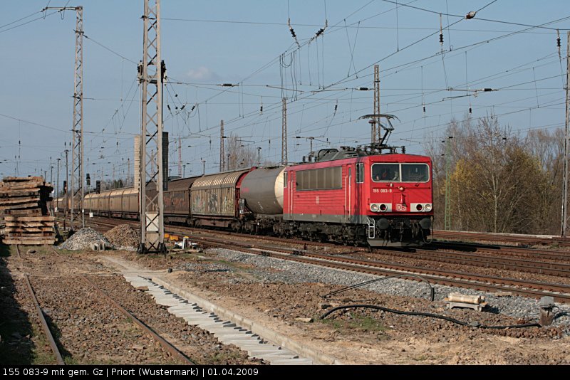DB Schenker 155 083-9 mit gemischtem Gterzug in Wustermark-Priort am 01.04.2009