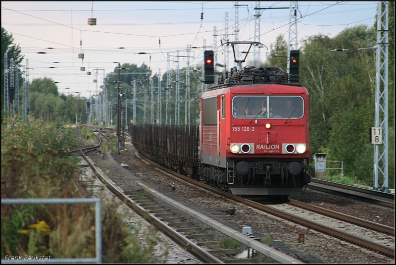 DB Schenker 155 128-2 mit Rungenwagen zum Karower Kreuz (Berlin Karow, 13.08.2009)