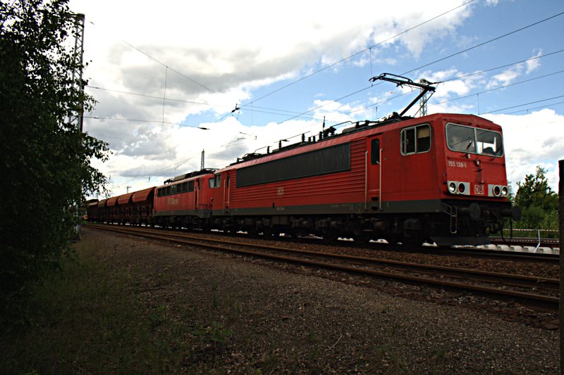 DB Schenker 155 138-1 und DB Cargo 140 490-4 mit einem gemischtem Gterzug (Berlin Gehrenseestr, 27.05.2009).